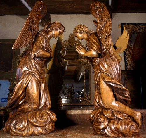Antiquités - Grande paire d’anges ailés en adoration, XVIIIe siècle