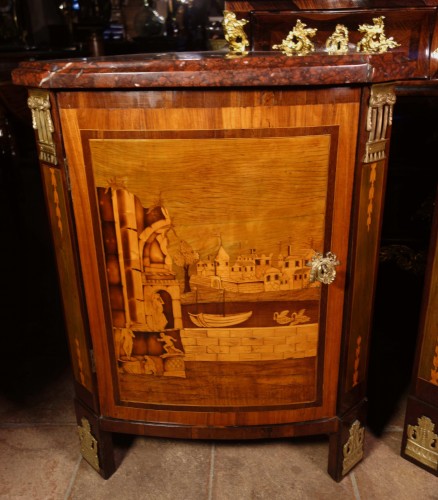 Mobilier Encoignure - Paire d’encoignures aux scènes architecturées, estampillées Caumont
