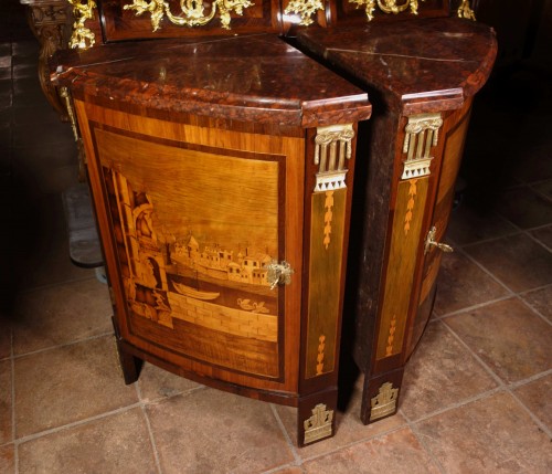 Antiquités - Paire d’encoignures aux scènes architecturées, estampillées Caumont