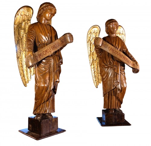 Large pair of solid and gilded wood angels, 18th century
