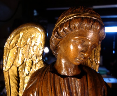  - Large pair of solid and gilded wood angels, 18th century
