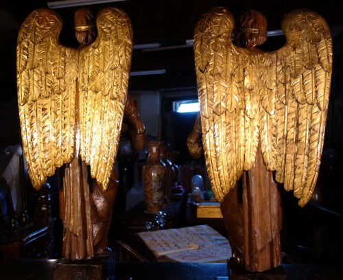 Antiquités - Large pair of solid and gilded wood angels, 18th century