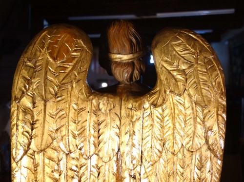 Antiquités - Large pair of solid and gilded wood angels, 18th century