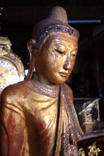 Grand Bouddha Birman en bois sculpté doré - Méounes Antiquités