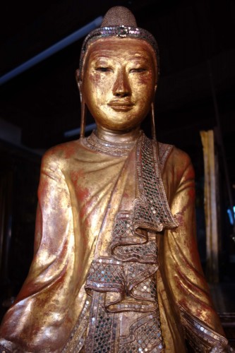 XIXe siècle - Grand Bouddha Birman en bois sculpté doré