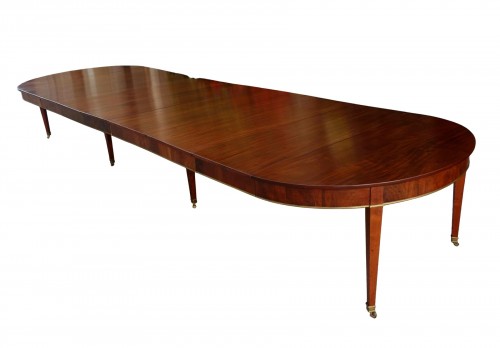 A late 18th century Table of very wide dimensions in flamed mahogany