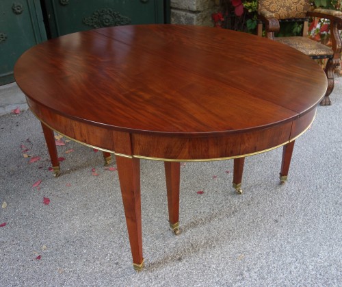 Furniture  - A late 18th century Table of very wide dimensions in flamed mahogany