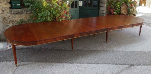 18th century - A late 18th century Table of very wide dimensions in flamed mahogany