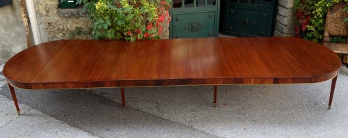 Directoire - A late 18th century Table of very wide dimensions in flamed mahogany