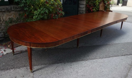 Antiquités - A late 18th century Table of very wide dimensions in flamed mahogany