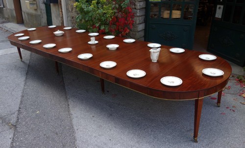 Antiquités - A late 18th century Table of very wide dimensions in flamed mahogany