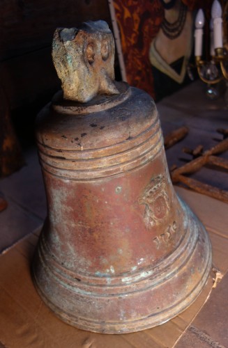 Cloche en bronze aux armoiries marquisales, datée 1750 - Louis XV