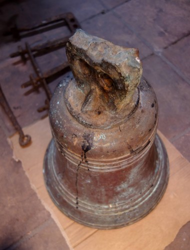 Antiquités - Cloche en bronze aux armoiries marquisales, datée 1750