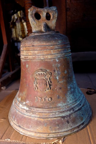 Antiquités - Cloche en bronze aux armoiries marquisales, datée 1750