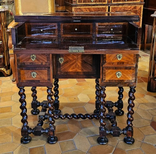 Louis XIV period Mazarin alcove desk "à dessus brisé" - Furniture Style Louis XIV