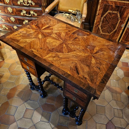 Louis XIV period Mazarin alcove desk "à dessus brisé" - 