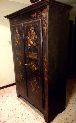 17th century - Uzès armoire with floral bouquets, late 17th to early 18th century