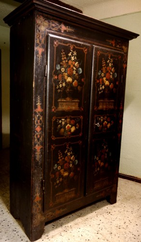 Uzès armoire with floral bouquets, late 17th to early 18th century - 