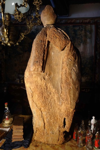  - Grande statue du XVIIIe figurant un évêque, en bois anciennement polychromé