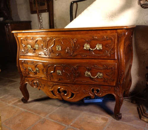 Mobilier Commode - Commode Nîmoise en noyer massif, Provence XVIIIe