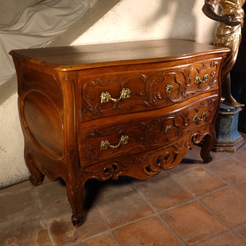 XVIIIe siècle - Commode Nîmoise en noyer massif, Provence XVIIIe