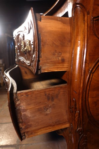 Louis XV - Commode Nîmoise en noyer massif, Provence XVIIIe