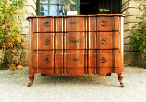 Commode double arbalète en noyer XVIIIe