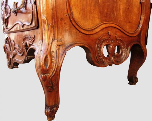 Louis XV - Commode nîmoise du XVIIIe siècle en noyer