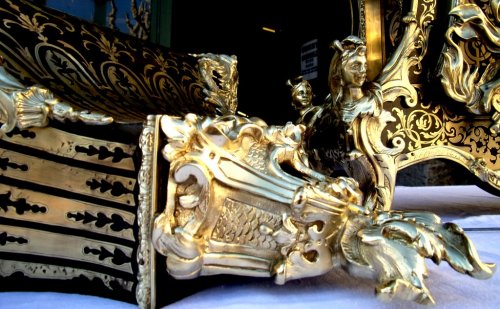 Antiquités - Cartel "aux Têtes enturbannées" en marqueterie Boulle et sa console