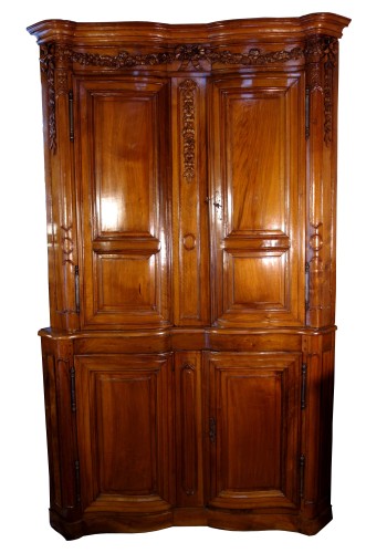 18th century Corner cabinet in walnut