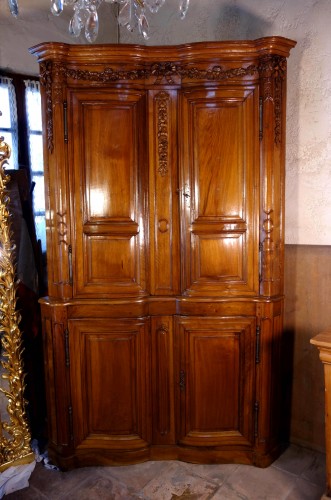 18th century Corner cabinet in walnut - Furniture Style Transition