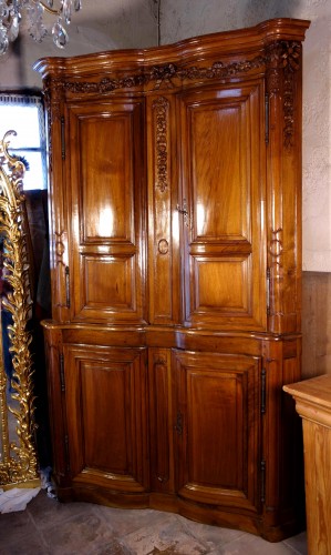 Furniture  - 18th century Corner cabinet in walnut