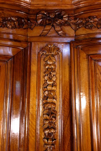 18th century - 18th century Corner cabinet in walnut