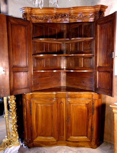 18th century Corner cabinet in walnut - Transition