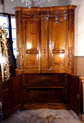 Transition - 18th century Corner cabinet in walnut