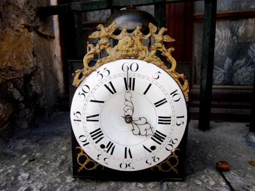 Horloge galbée en noyer massif, XVIIIe - Horlogerie Style 