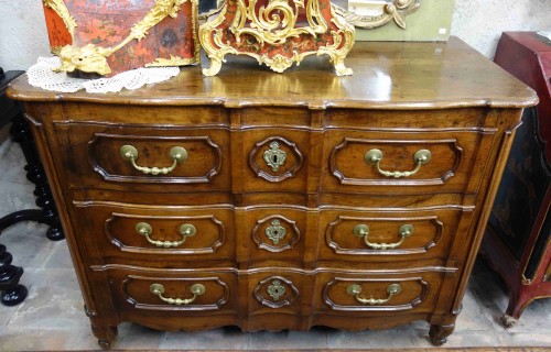 18th C Provencal &quot;arbalete&quot; chest of drawers    - 