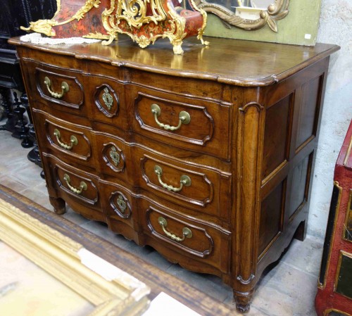 Commode arbalète en noyer, Provence XVIIIe - 