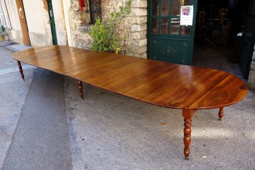 French Restauration period table in walnut