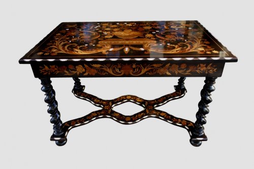 Table Mazarine en bois noirci et marqueterie au « Jasmin » , fin XIXe - Mobilier Style 