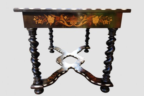 Table Mazarine en bois noirci et marqueterie au « Jasmin » , fin XIXe - 