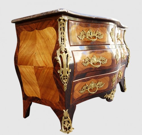 Louis XV - Commode tombeau avec trace d’estampille, XVIIIe