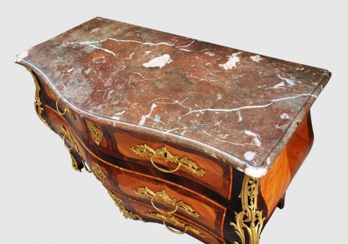 Antiquités - Commode tombeau avec trace d’estampille, XVIIIe