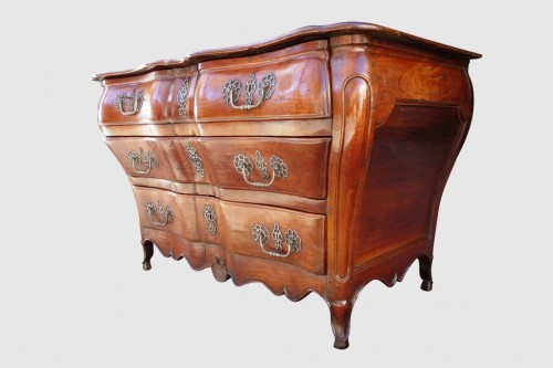 Commode tombeau en merisier massif, travail du Sud-Ouest XVIIIe - Mobilier Style 