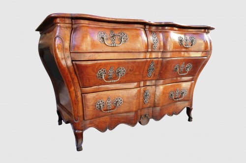 Mobilier Commode - Commode tombeau en merisier massif, travail du Sud-Ouest XVIIIe