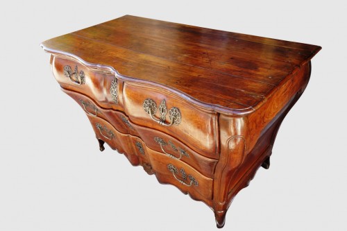 Commode tombeau en merisier massif, travail du Sud-Ouest XVIIIe - 