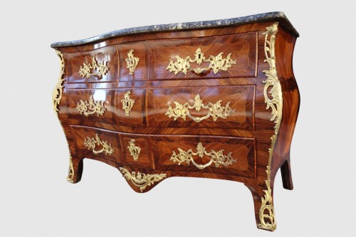 Commode tombeau en marqueterie avec poinçon de jurande, XVIIIe - Méounes Antiquités