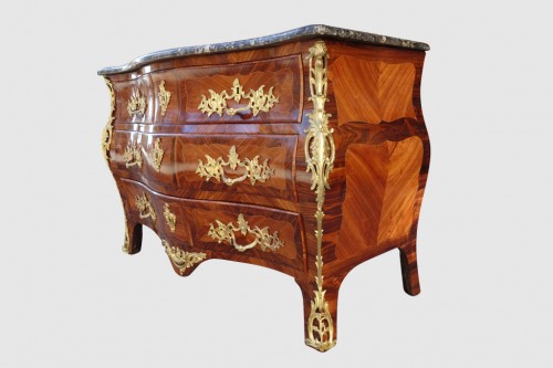 XVIIIe siècle - Commode tombeau en marqueterie avec poinçon de jurande, XVIIIe