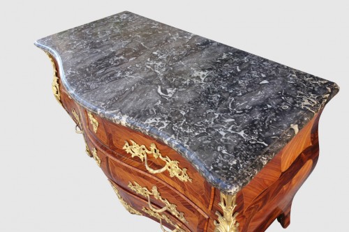 Commode tombeau en marqueterie avec poinçon de jurande, XVIIIe - Louis XV