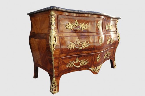 Louis XV - Commode tombeau en marqueterie avec poinçon de jurande, XVIIIe